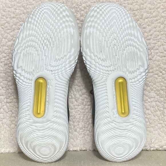 Under Armour Womens Flow Breakthru 2 Black/Gold Athletic Sneakers Shoes SZ US 10 - Picture 8 of 11